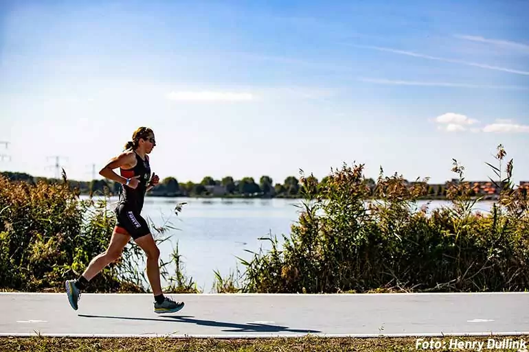 triathlon-coaching-sarissa-de-vries-tijdens-challenge-almere-hendy-dullink
